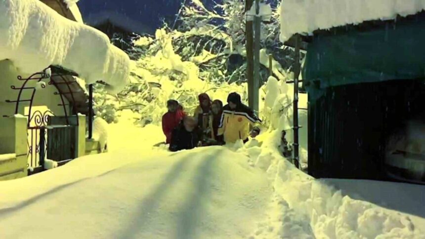 Safranbolu’da 88 yaşındaki hasta, 80 santimetre karın olduğu mahallede sağlık ekiplerince hastaneye ulaştırıldı.