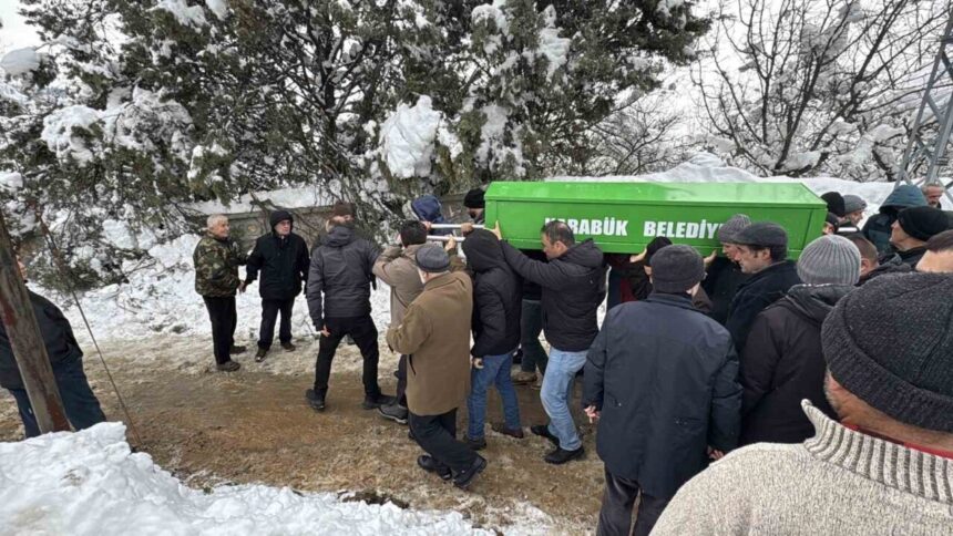 Karabük’te evinin arka bahçesinde donarak hayatını kaybeden 80 yaşındaki kadının cenazesi kaldırıldı.