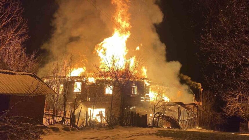 Eflani’deki Yangında İki Katlı Ev Alevler İçinde Kül Oldu Eflani’deki Yangında İki Katlı Ev Alevler İçinde Kül Oldu