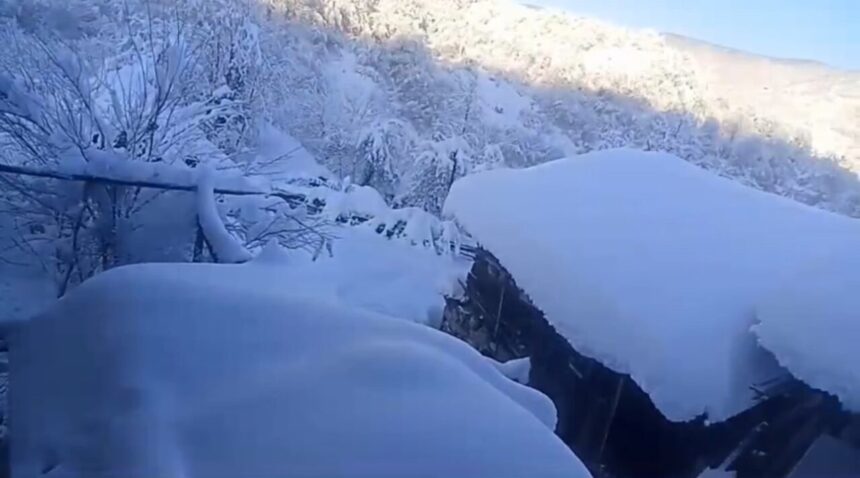 Yenice’de kar yağışıyla köylerde kar kalınlığı 1,5 metreyi geçti, ulaşımda aksaklıklar yaşanıyor.