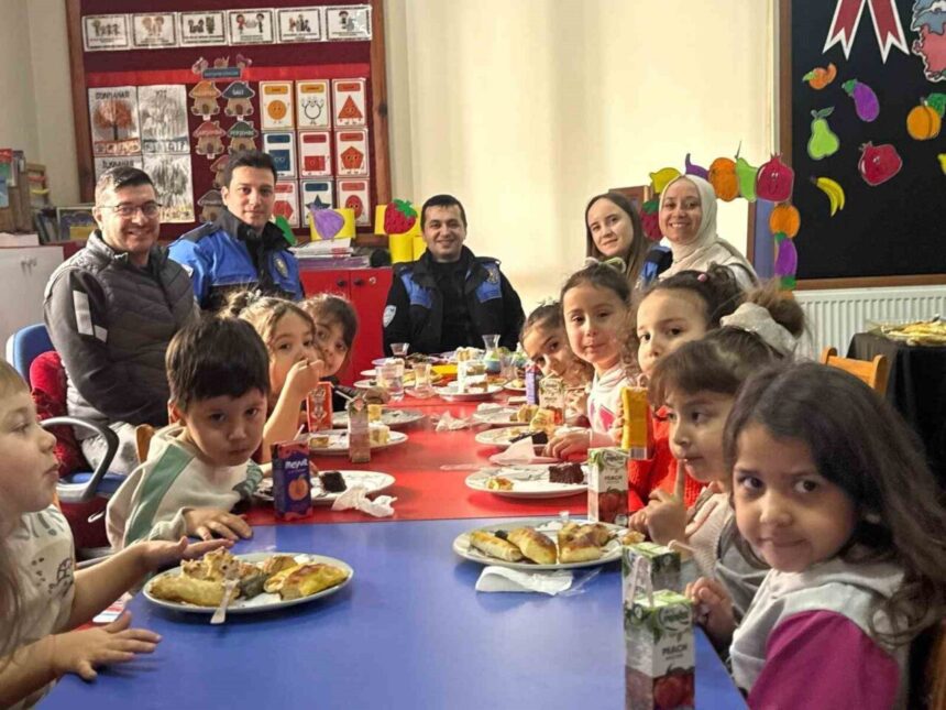 Karabük’te yerli malı bilincini artırmak için anlamlı bir etkinlik düzenlendi. Karabük’te yerli malı bilincini artırmak için anlamlı bir etkinlik düzenlendi.