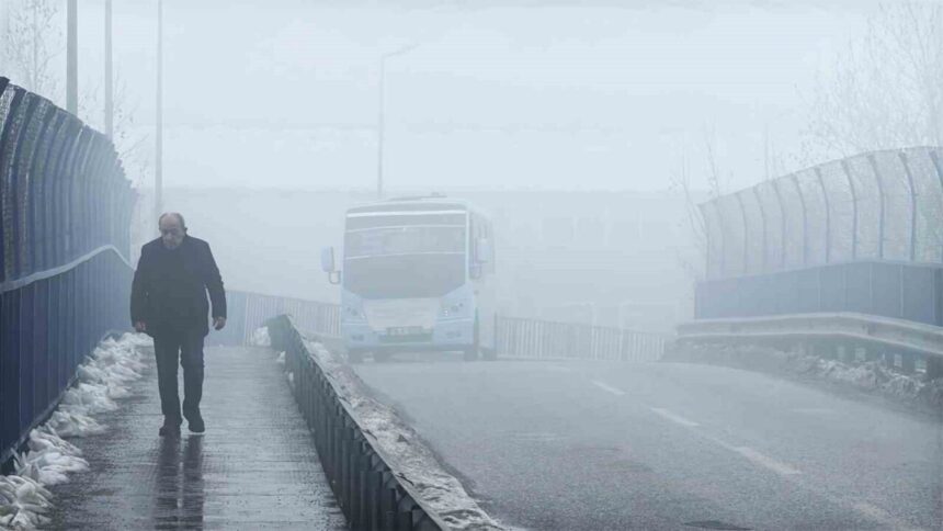 Karabük’te soğuk havanın etkisiyle yoğun sis görüş mesafesini azalttı.