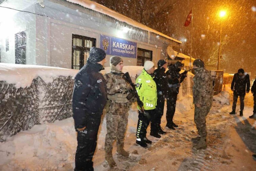 Erzurum Emniyet Müdürü Onur Karaburun, karla mücadele eden ekibi denetledi.