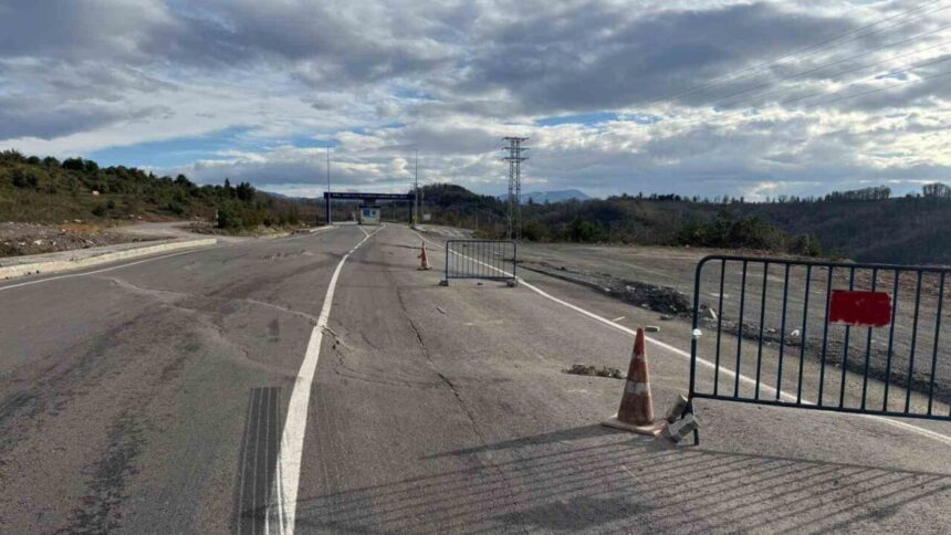 Karadeniz Ereğli’deki Ereğli Organize Sanayi Bölgesi yolunda göçük meydana geldi, güvenlik önlemleri alındı. Karadeniz Ereğli’deki Ereğli Organize Sanayi Bölgesi yolunda göçük meydana geldi, güvenlik önlemleri alındı.