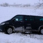 Karaman’da karla kaplı yolda kayganlaşma nedeniyle minibüs şarampole devrildi, yaralı yok.