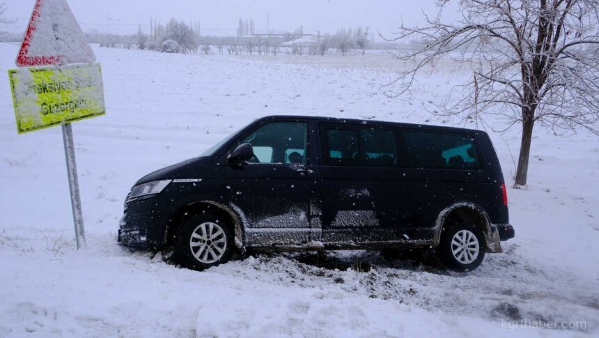 Karaman’da karla kaplı yolda kayganlaşma nedeniyle minibüs şarampole devrildi, yaralı yok. Karaman’da karla kaplı yolda kayganlaşma nedeniyle minibüs şarampole devrildi, yaralı yok.
