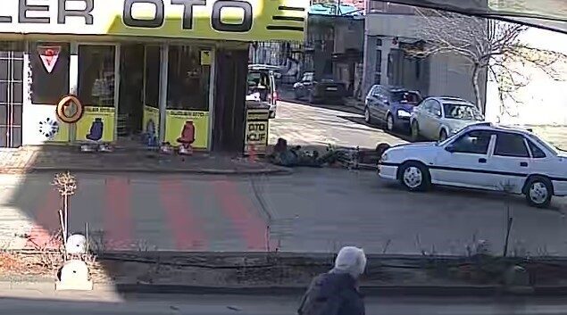 Karaman’da otomobille çarpışan motosiklet sürücüsü yaralanırken kaza anı güvenlik kamerasında görüntülendi. Karaman’da otomobille çarpışan motosiklet sürücüsü yaralanırken kaza anı güvenlik kamerasında görüntülendi.