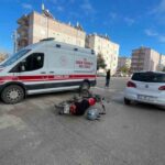 Karaman’da otomobil ile çarpışan motosiklet sürücüsü kazayı yara almadan atlattı.