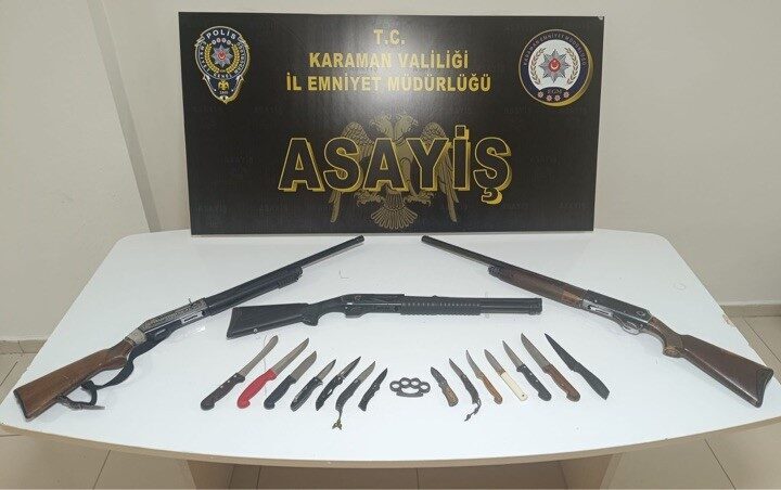 Karaman’da gerçekleştirilen denetimlerde ruhsatsız silahlar ve uyuşturucu maddeler ele geçirildi, 3 kişi tutuklandı. Karaman’da gerçekleştirilen denetimlerde ruhsatsız silahlar ve uyuşturucu maddeler ele geçirildi, 3 kişi tutuklandı.