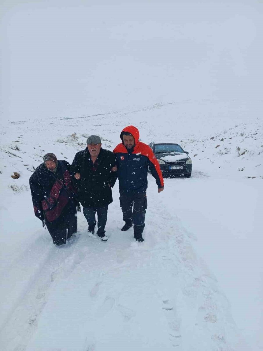 Karaman’da kar yağışı sebebiyle yolda kalan 4 kişi ekipler tarafından kurtarıldı.