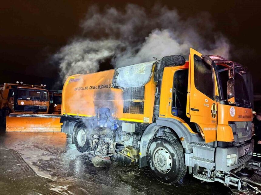 Karayolları kamyonunda yangın paniğe yol açtı, itfaiye yangını kontrol altına aldı.