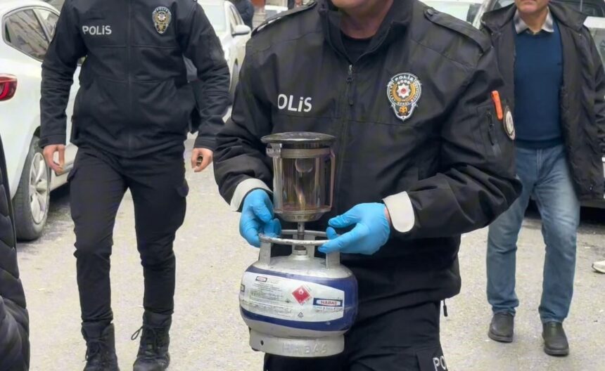 Bağcılar’da karbonmonoksit gazı zehirlenmesi sonucu bir ailenin yaşadığı trajedi komşuları ve oğlu tarafından aktarıldı. Bağcılar’da karbonmonoksit gazı zehirlenmesi sonucu bir ailenin yaşadığı trajedi komşuları ve oğlu tarafından aktarıldı.