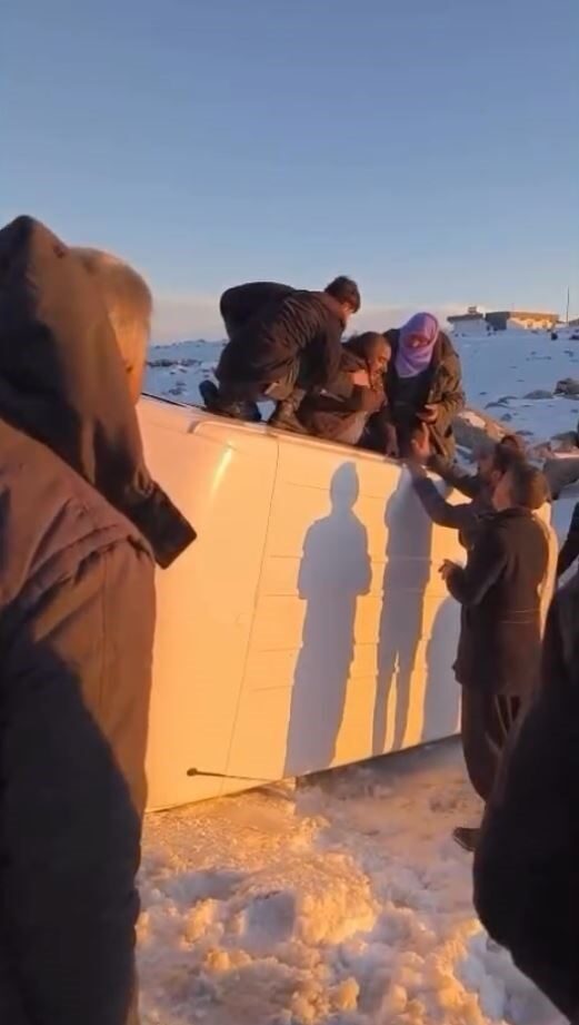 Siverek’te kar nedeniyle yolcu minibüsü devrildi, yolcular vatandaşlar tarafından kurtarıldı. Siverek’te kar nedeniyle yolcu minibüsü devrildi, yolcular vatandaşlar tarafından kurtarıldı.