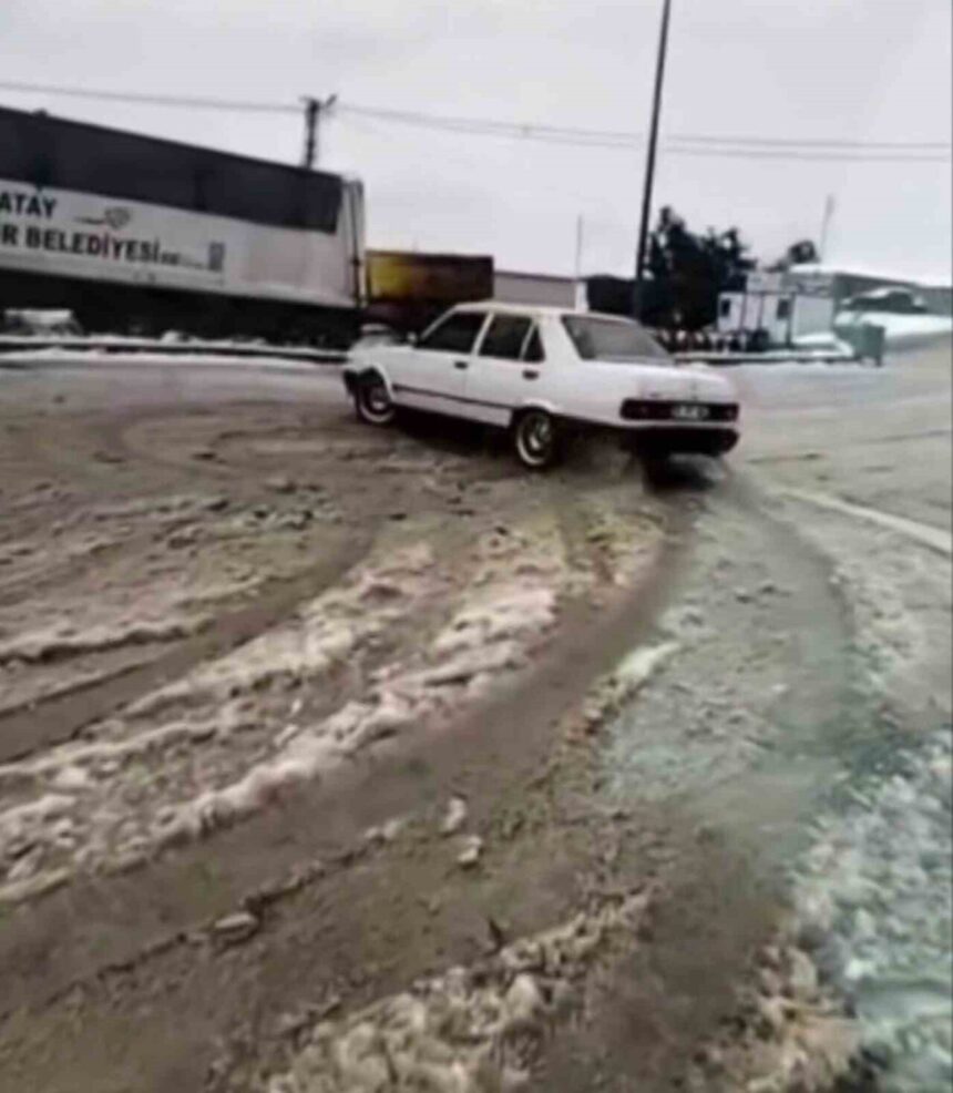 Hatay’da karda drift yapan Tofaş sürücüsü 63 bin 879 TL ceza aldı. Hatay’da karda drift yapan Tofaş sürücüsü 63 bin 879 TL ceza aldı.