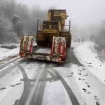 Bartın-Amasra yolunda kar nedeniyle kayarak trafiği durduran tır, 2.5 saatlik müdahale sonrası kurtarıldı.