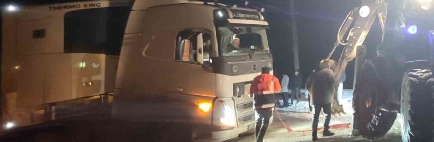 Giresun’un yüksek bölgelerinde kar yağışı sürerken, yolları açık tutmak için Yavuzkemal Belediyesi yoğun mesai harcıyor.