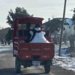 Mersin’de bir kişi 3 tekerlekli motosikletinin kasasında kardan adam taşıdı, ilgi çekti.