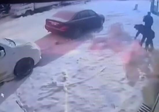 Elazığ’da üç kişi kardan adamı devirdi, birisi kafa attı. Anlar güvenlik kamerasında kaydedildi.