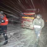 Van’da kar yağışı nedeniyle yolda kalanlara gıda ve sıcak içecek yardımı yapıldı.