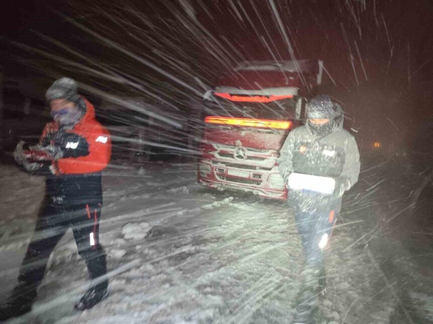 Van’da kar yağışı nedeniyle yolda kalanlara gıda ve sıcak içecek yardımı yapıldı.