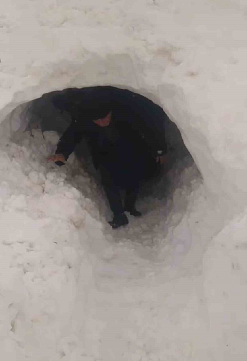 Diyarbakır’ın Çınar ilçesinde yoğun kar sonrası besici, ahırına tünel açarak ulaştı.
