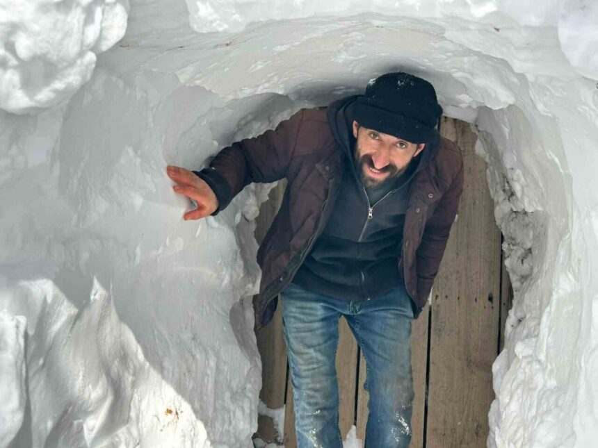 Çatak’ta yoğun kar nedeniyle ev ve ahırlara tünellerle erişim sağlanıyor.