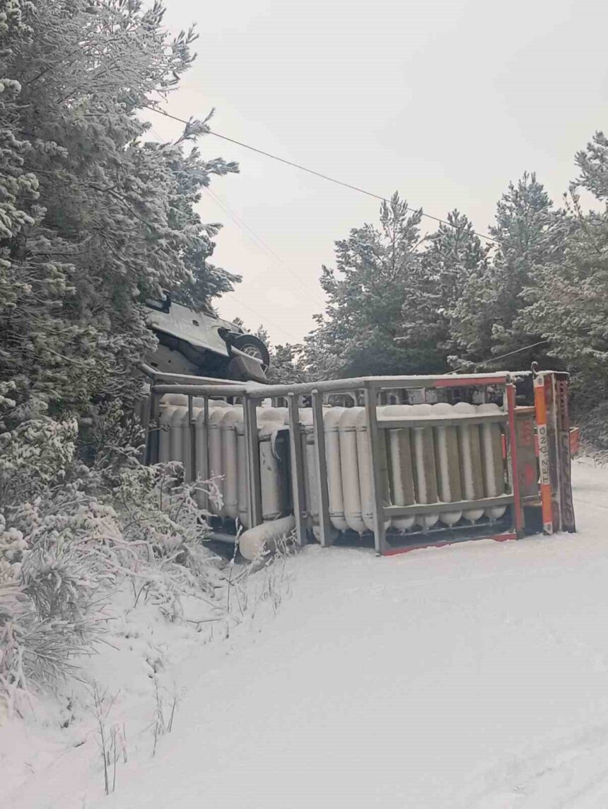 Kastamonu’da Buzlanma Nedeniyle Doğalgaz Tüplü Tır Devrildi, Yol Trafiğe Kapatıldı