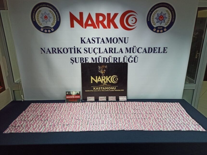 Kastamonu’da kargo ile sentetik uyuşturucu getirten 3 kişi, 2 ila 13 yıl hapis cezası aldı. Kastamonu’da kargo ile sentetik uyuşturucu getirten 3 kişi, 2 ila 13 yıl hapis cezası aldı.