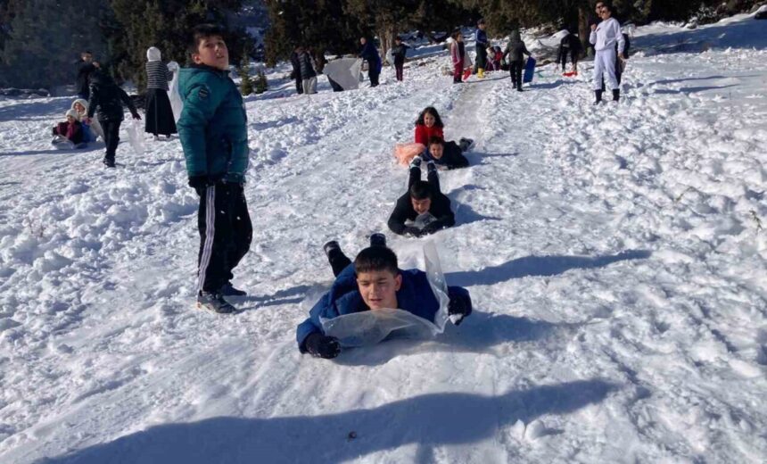 Mersin’in yüksek kesimlerinde etkili kar yağışı çocukları sevindirdi, kayarak oyun oynadılar. Mersin’in yüksek kesimlerinde etkili kar yağışı çocukları sevindirdi, kayarak oyun oynadılar.