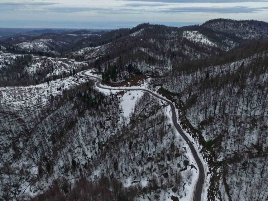 Kocaali ve Hendek arasında 900 rakımlı Çam Dağı’ndaki kar manzarası göz alıcı oldu.