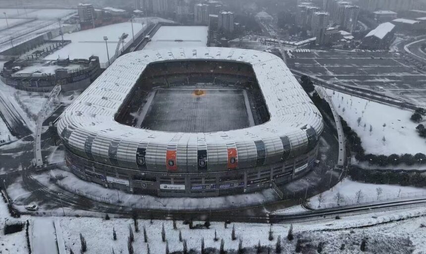 Başakşehir’de kar yağışı havadan görüntülendi, stadyum ve evler beyaz örtüyle kaplandı. Başakşehir’de kar yağışı havadan görüntülendi, stadyum ve evler beyaz örtüyle kaplandı.