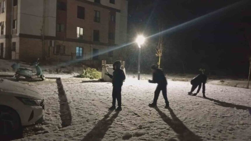 Hatay’da akşam saatlerinde başlayan kar yağışı, vatandaşları sokağa dökerek eğlenceli anlar yaşattı. Hatay’da akşam saatlerinde başlayan kar yağışı, vatandaşları sokağa dökerek eğlenceli anlar yaşattı.