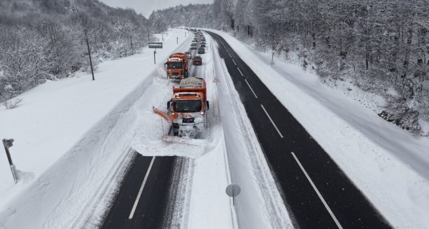 D-100 Karayolu’nda etkili kar yağışı sonrası Karayolları ekipleri seferberlik başlattı.