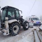 Baskil’de karla kaplı yolda mahsur kalan ambulansı İl Özel İdaresi ekipleri kurtardı.