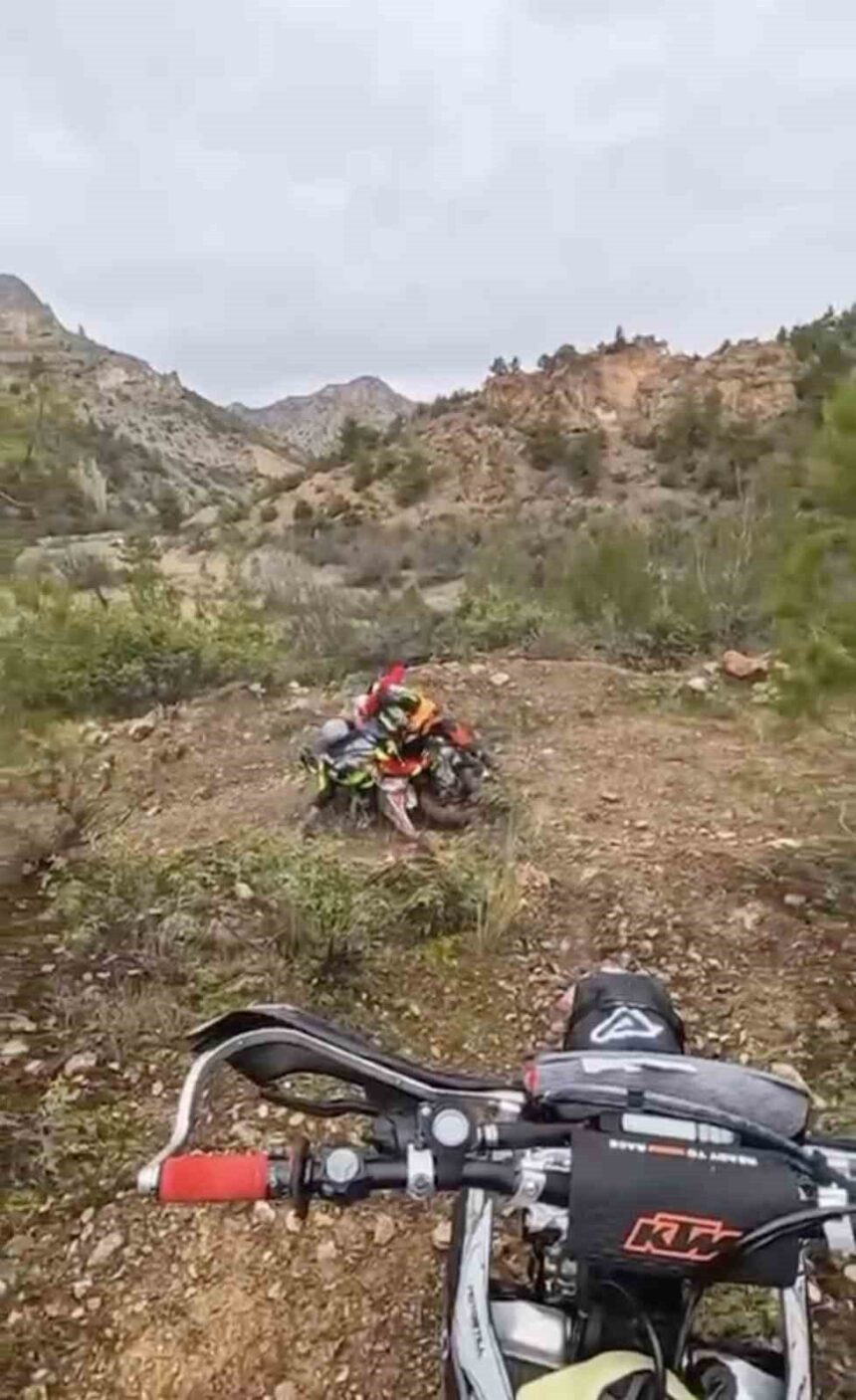 Eskişehir’den yola çıkan cross motosiklet turu, karlı dağlarda zorlu bir deneyime dönüştü.