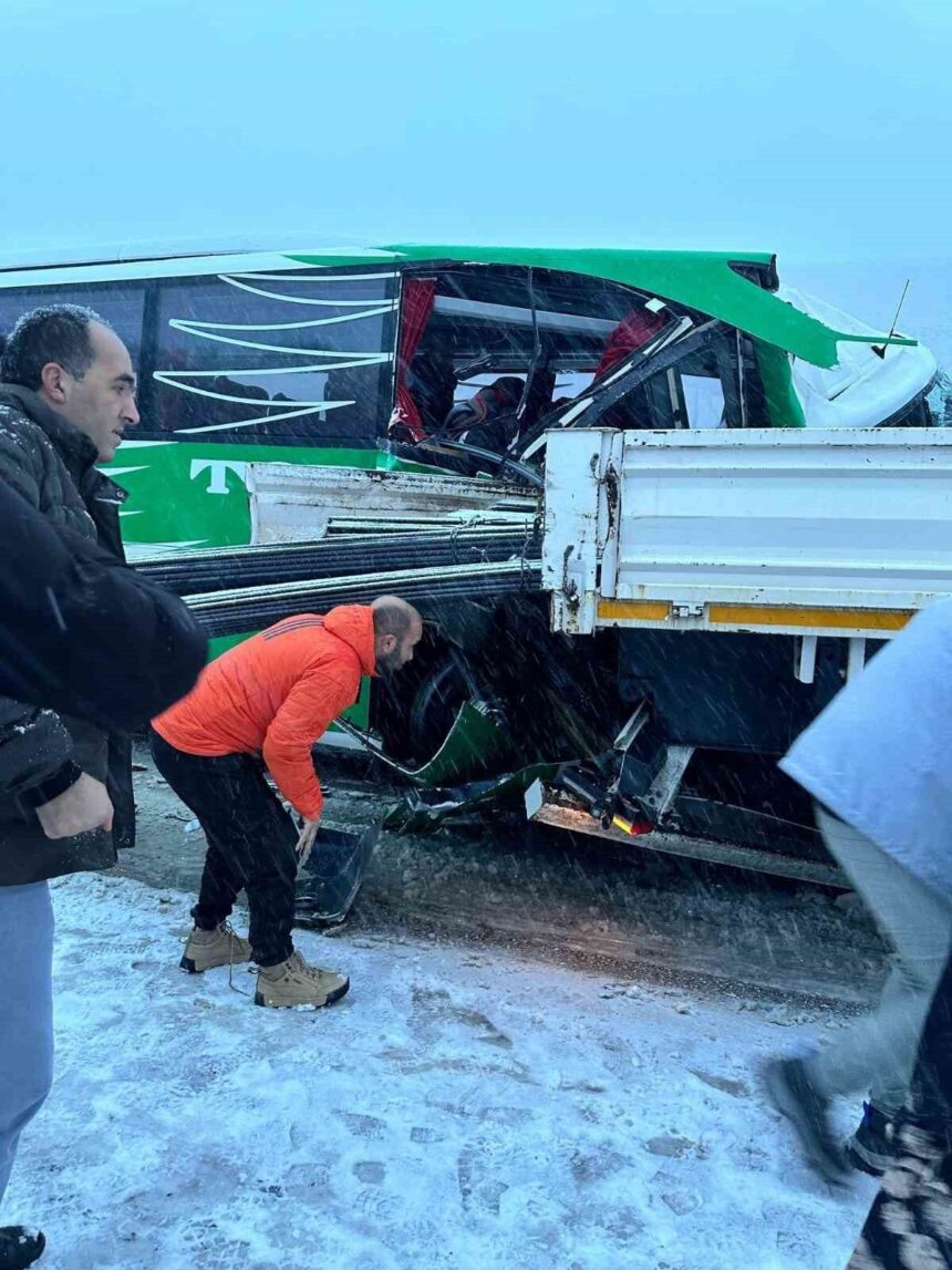 Tokat’ta karlı yolda kayarak tıra çarpan otobüste 7 yolcu yaralandı. Tokat’ta karlı yolda kayarak tıra çarpan otobüste 7 yolcu yaralandı.