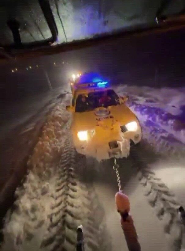 Adıyaman’da köy yollarında mahsur kalan sağlık ekiplerine köylüler yardım etti.