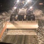 Diyarbakır’ın Dicle ilçesinde yoğun kar yüzünden mahsur kalan tır, iş makinesiyle kurtarıldı.