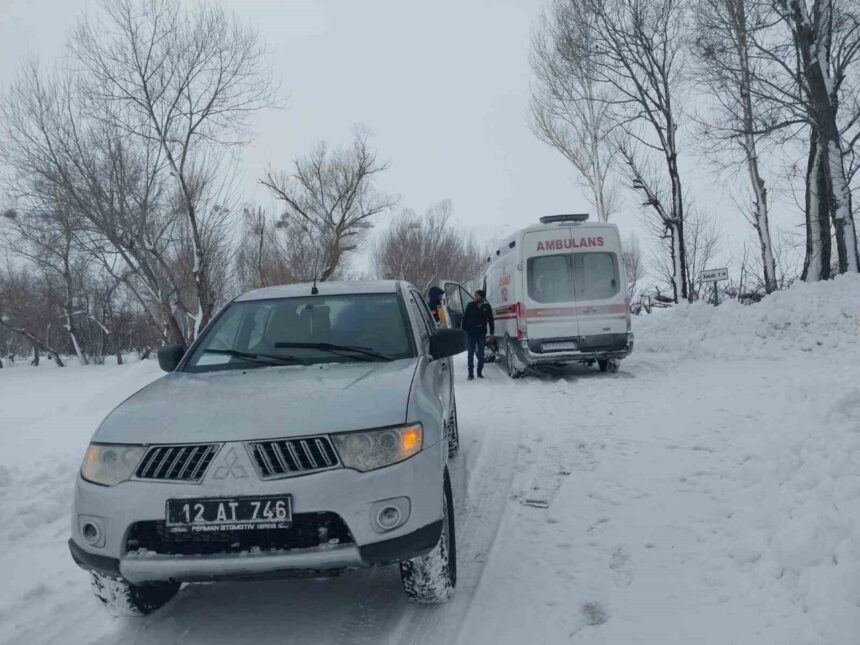 Karlıova’da kalp rahatsızlığı yaşayan muhtar, karla kaplı yolda yapılan müdahale ile hastaneye ulaştırıldı. Karlıova’da kalp rahatsızlığı yaşayan muhtar, karla kaplı yolda yapılan müdahale ile hastaneye ulaştırıldı.