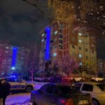 Kayseri’nin Melikgazi ilçesinde, karnesinde 3 zayıfı olduğu gerekçesiyle ağabeyiyle tartışan 15 yaşındaki öğrenci, 6. kattaki pencereden atlayarak yaşamını yitirdi.