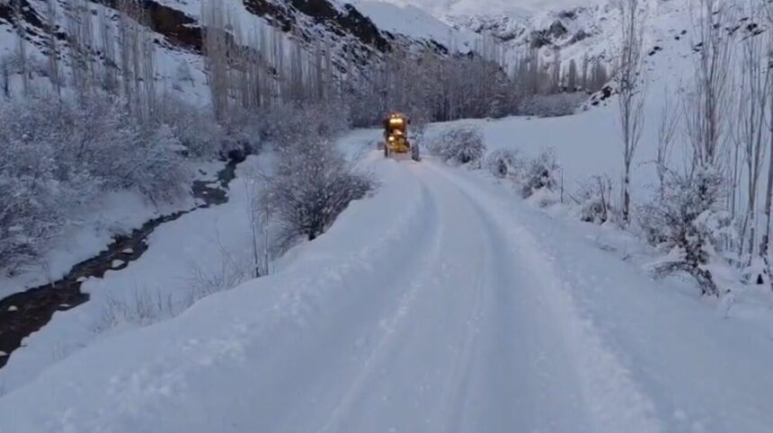Kars’ta yoğun kar yağışı ve tipi, kırsalda yaşamı olumsuz etkiliyor; 130 köy yolu ulaşıma kapalı.