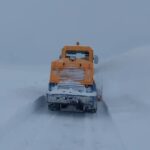 Kars’taki yoğun kar yağışı 143 köy yolunu ulaşıma kapattı, Sarıkamış’ta bir minibüs kara saplandı.