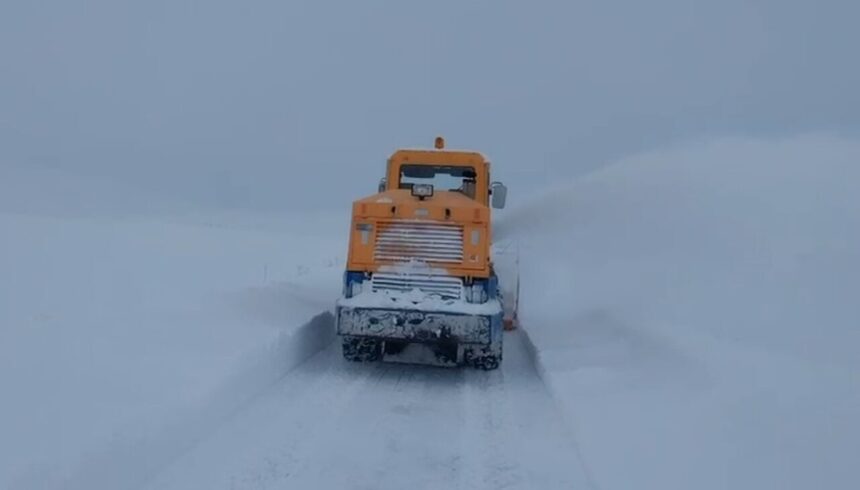 Kars’taki yoğun kar yağışı 143 köy yolunu ulaşıma kapattı, Sarıkamış’ta bir minibüs kara saplandı.