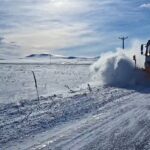 Kars’ta kar ve tipi nedeniyle 200 köy yolu ulaşıma kapandı, yolları açmak için çalışmalar sürüyor.