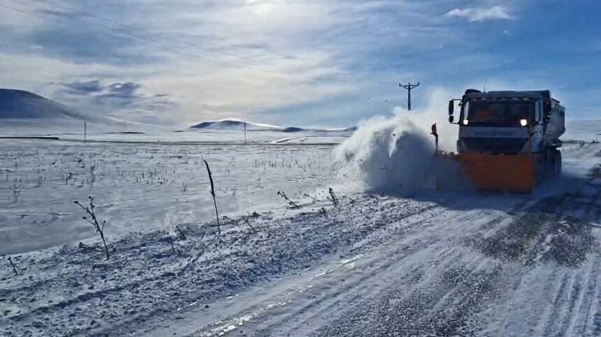 Kars’ta kar ve tipi nedeniyle 200 köy yolu ulaşıma kapandı, yolları açmak için çalışmalar sürüyor. Kars’ta kar ve tipi nedeniyle 200 köy yolu ulaşıma kapandı, yolları açmak için çalışmalar sürüyor.