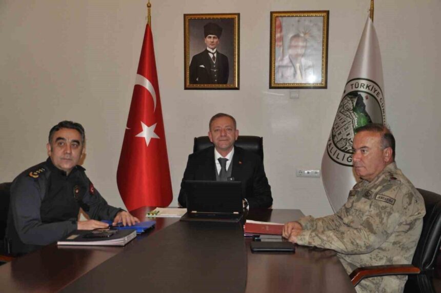 Kars’ta Aralık 2025 asayiş ve güvenlik toplantısı Vali Ziya Polat başkanlığında gerçekleştirildi. Kars’ta Aralık 2025 asayiş ve güvenlik toplantısı Vali Ziya Polat başkanlığında gerçekleştirildi.