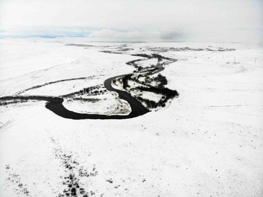 Kars’ta yoğun kar yağışı, doğanın sunduğu eşsiz manzaralarla açtığı sergi gibi görünüyor. Kars’ta yoğun kar yağışı, doğanın sunduğu eşsiz manzaralarla açtığı sergi gibi görünüyor.