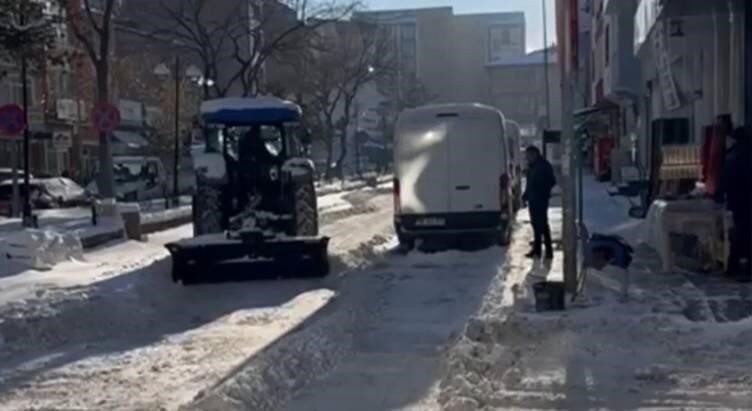 Kars’ta karla mücadele çalışmaları esnafın desteğiyle ilerliyor, dayanışma örnekleri dikkat çekiyor.