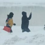 Kars’ta yoğun kar yağışı hayatı olumsuz etkilerken, sağlık ekipleri hastaya ulaştı.
