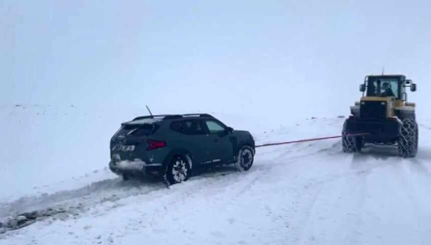 Kars’ta kar yağışı ve tipi etkili oluyor, mahsur kalan araç kurtarıldı, tır yolu kapattı. Kars’ta kar yağışı ve tipi etkili oluyor, mahsur kalan araç kurtarıldı, tır yolu kapattı.